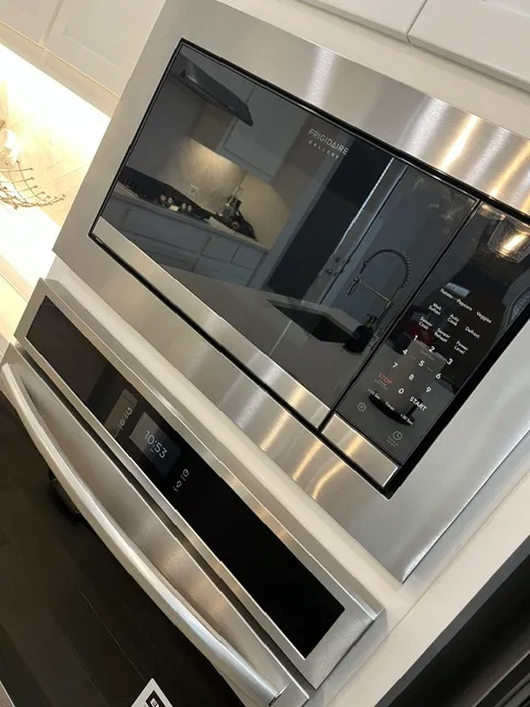 After cleaning: Shiny and spotless microwave exterior